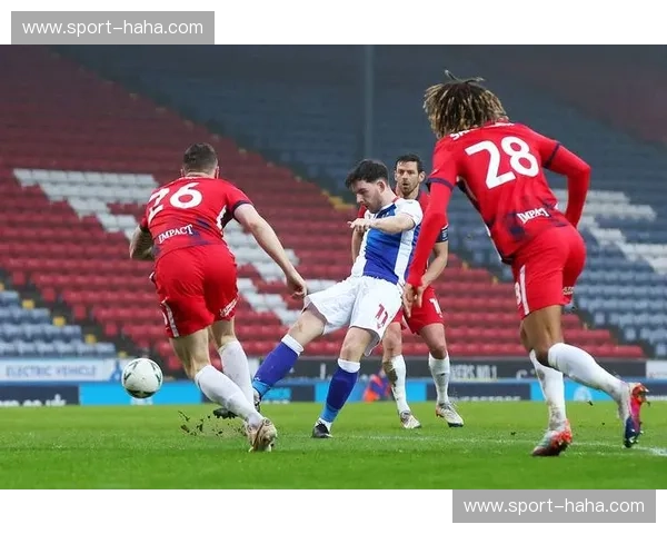 玫瑰园的轰鸣：布莱克本vs群雄，那抹蓝白背后的铁血与柔情